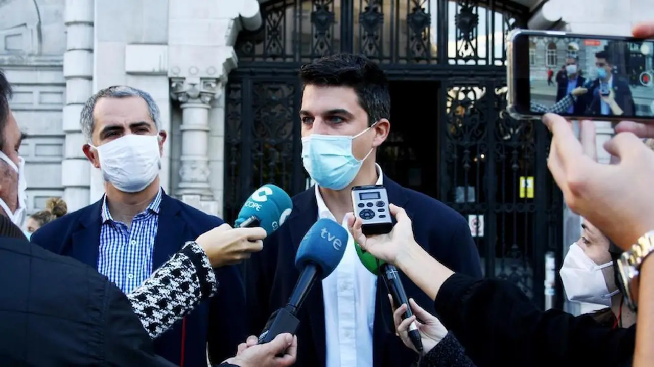 Los portavoces de ambas formaciones, Daniel Fern&aacute;ndez (PSOE) y Miguel Saro (UxS), respondiendo a los periodistas.
