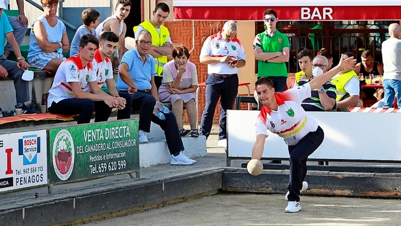 David Gandarillas birlando durante un partido de la pasada temporada en La Tapia de Sobarzo. / ALERTA