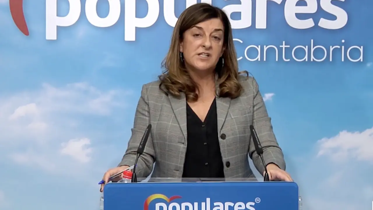 La presidenta del PP, Mar&iacute;a Jos&eacute; S&aacute;enz de Buruaga durante la rueda de prensa ofrecida ayer. / ALERTA