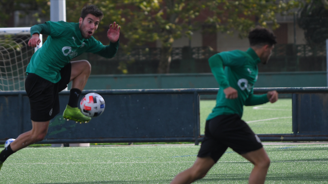 Un entrenamiento del Racing en La Albericia. / HARDY