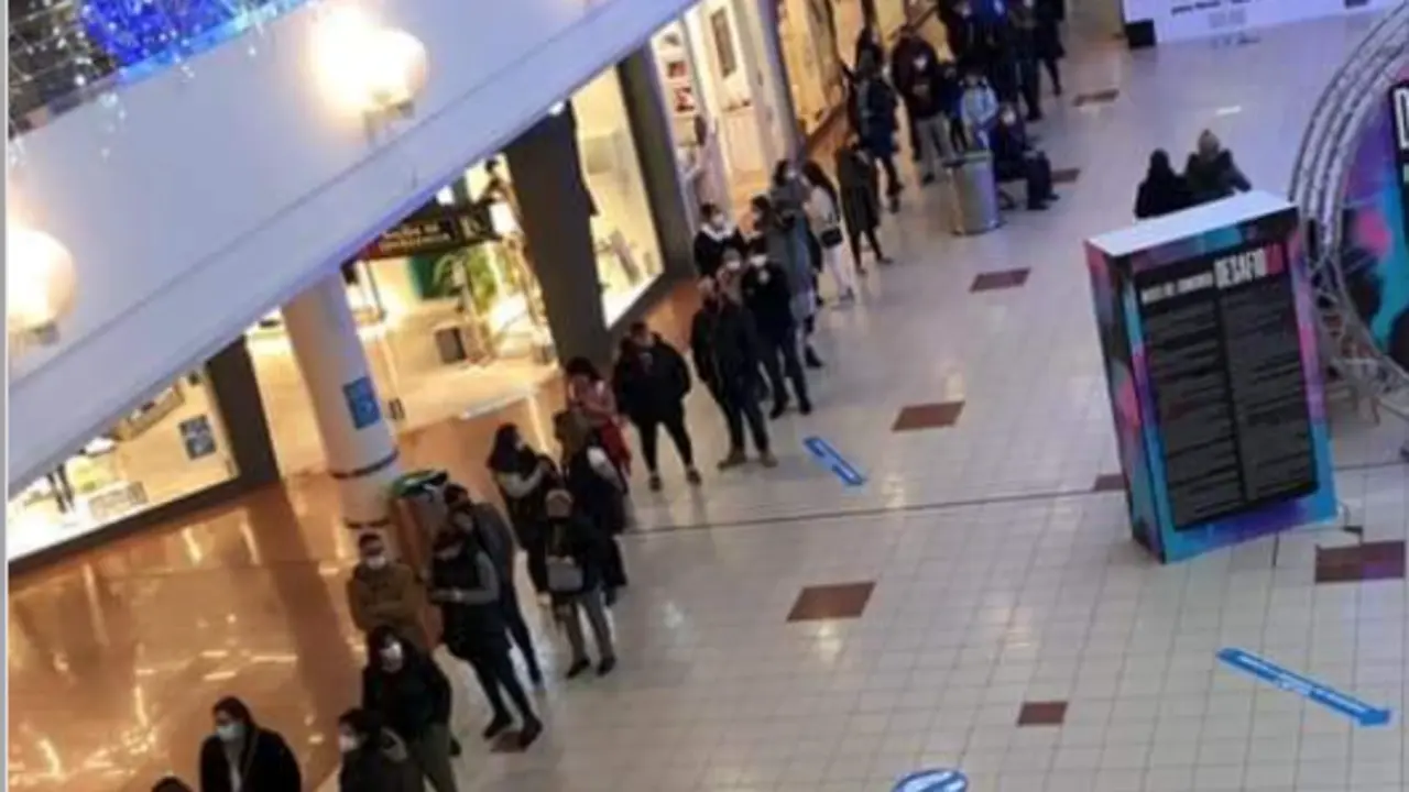 Colas a la entrada de algunas tiendas en el centro comercial Valle Real. / ALERTA