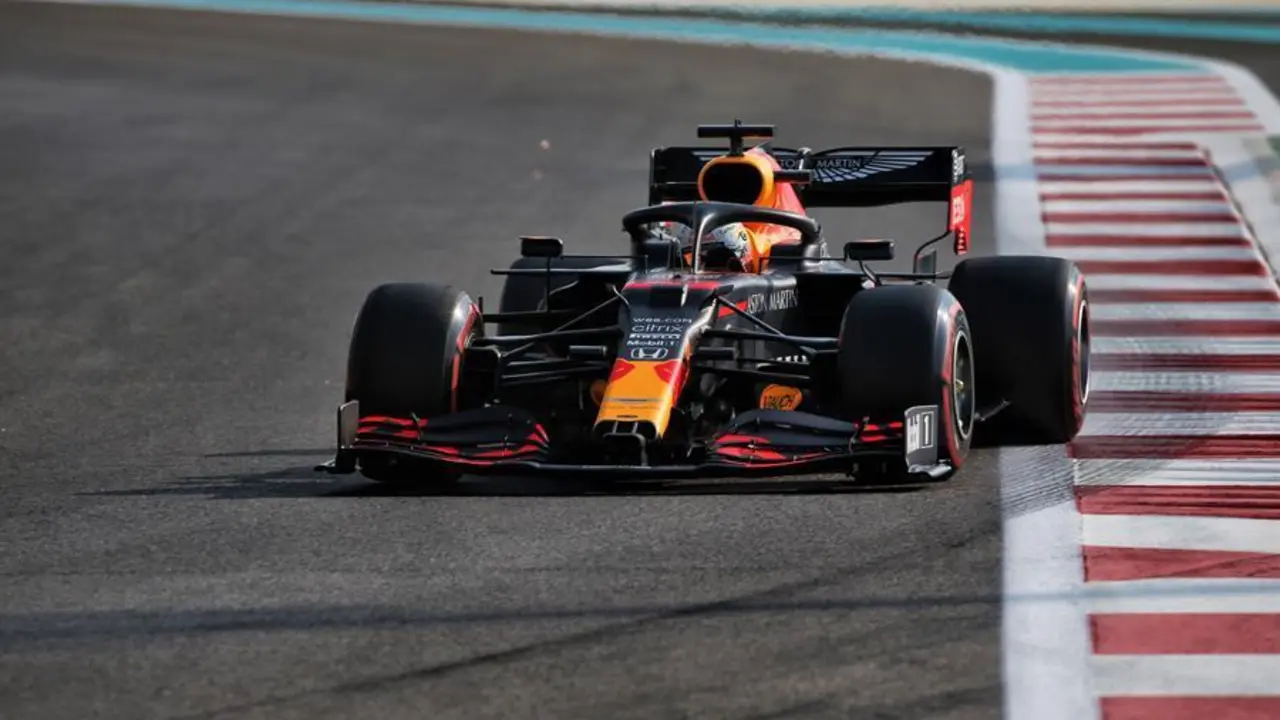 El piloto holand&eacute;s Max Verstappen de Red Bull Racing en acci&oacute;n durante el campeonato de Abu Dhabi. / EFE