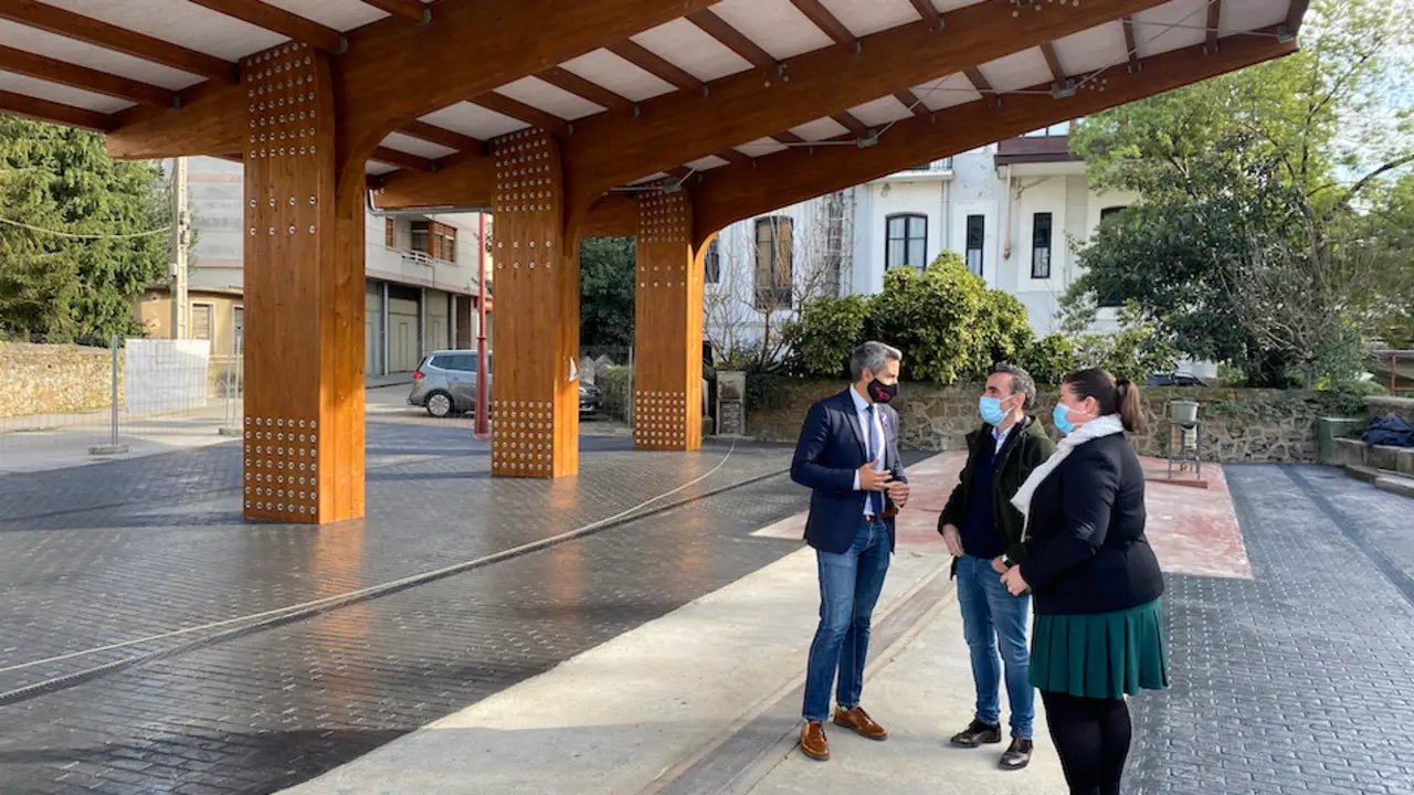 El vicepresidente y consejero de Universidades, Igualdad, Cultura y Deportes, Pablo Zuloaga junto con el alcalde de Ampuero, Victor Guti&eacute;rrez. / ALERTA