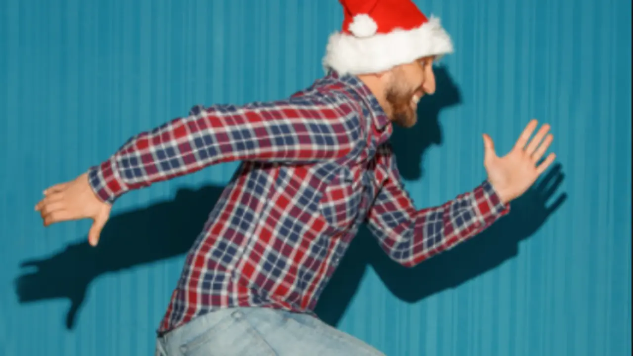 hombre corriendo con gorro de navidad