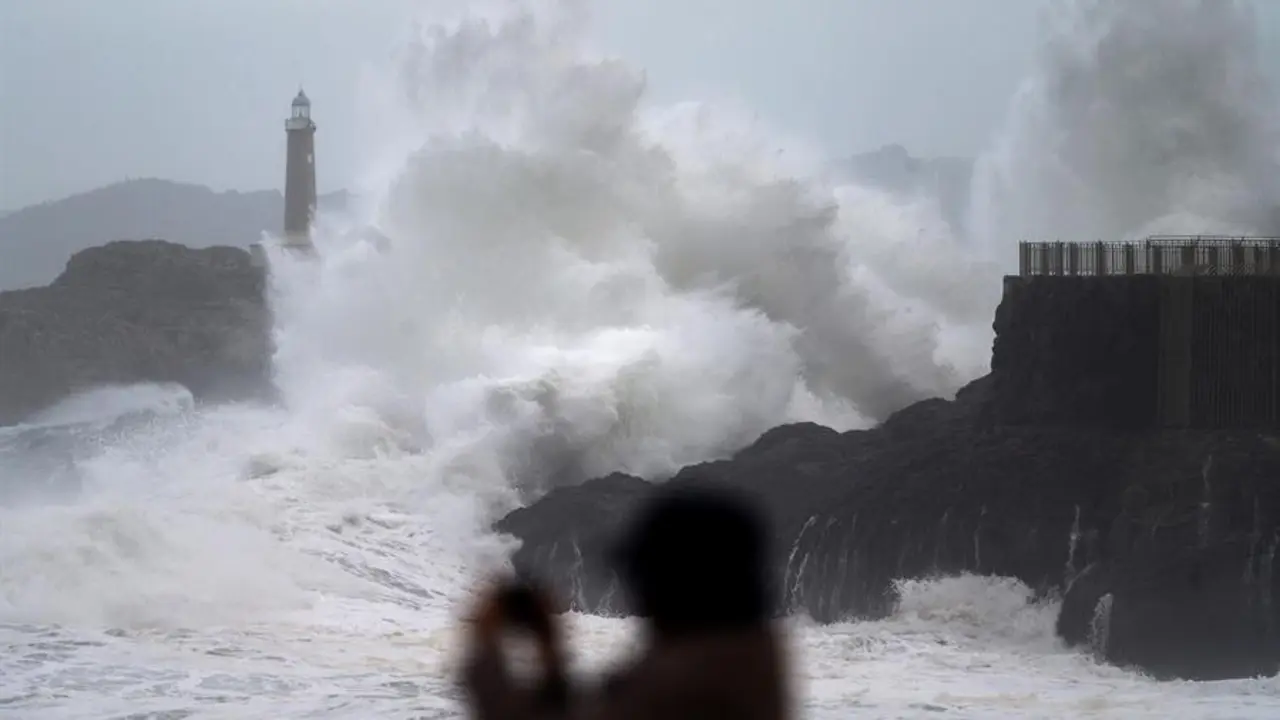 Una persona fotograf&iacute;a el oleaje este s&aacute;bado en Santander, donde se encuentra activada la alerta naranja por fen&oacute;menos costeros. EFE/Pedro Puente Hoyos