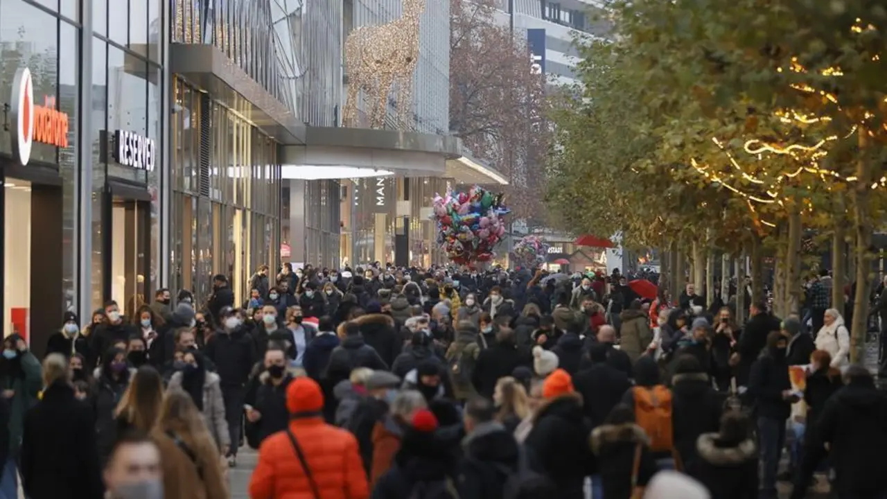 Una calle comercial de Fr&aacute;ncfurt abarrotada este s&aacute;bado. EFE/EPA/RONALD WITTEK