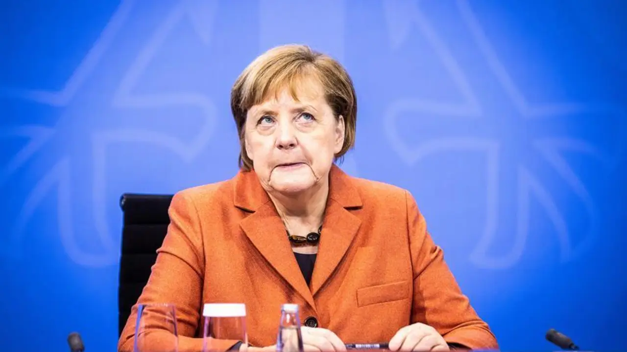 La Canciller alemana Angela Merkel durante una conferencia de prensa despu&eacute;s de una videoconferencia con los Premios Estatales alemanes sobre el aumento de las medidas contra el coronavirus que se aplicar&aacute;n el pr&oacute;ximo 16 de diciembre, en Berl&iacute;n (Alemania), el 13 de diciembre de 2020. (Alemania) EFE/EPA/RAINER KEUENHOF / POOL