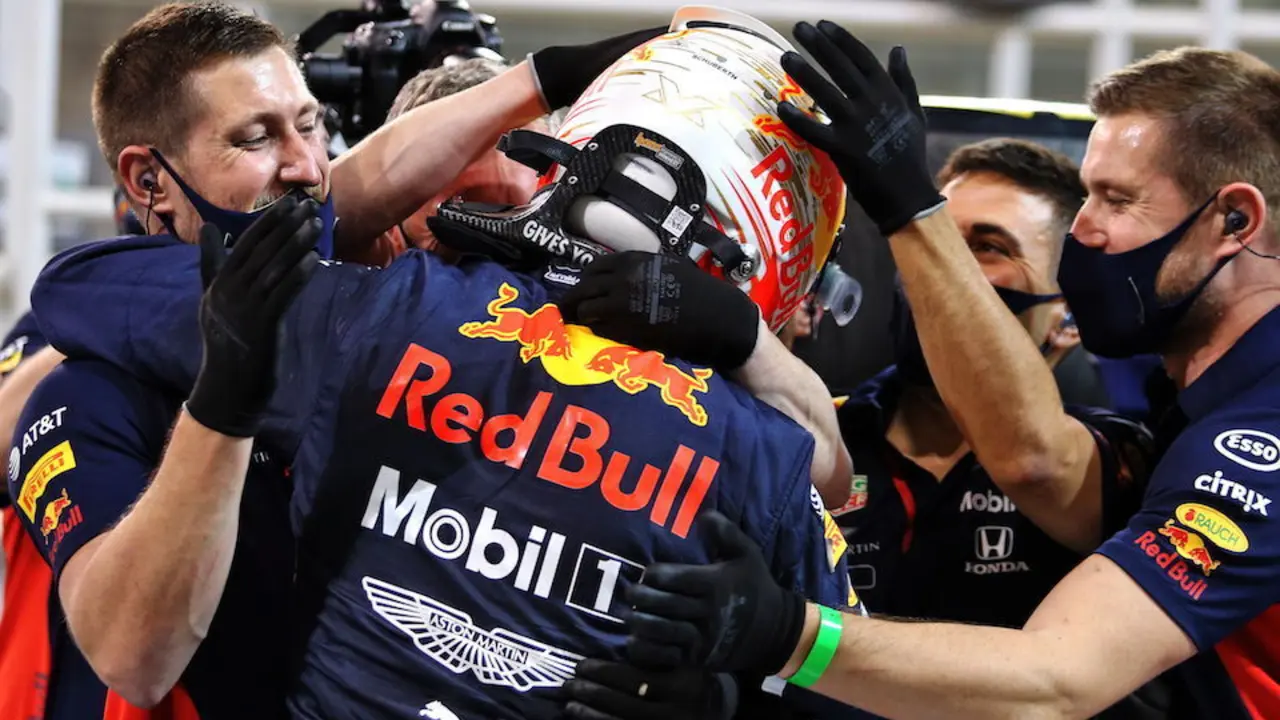 Max Verstappen celebra con sus mec&aacute;nicos su triunfo en la &uacute;ltima carrera de la temporada. / EFE