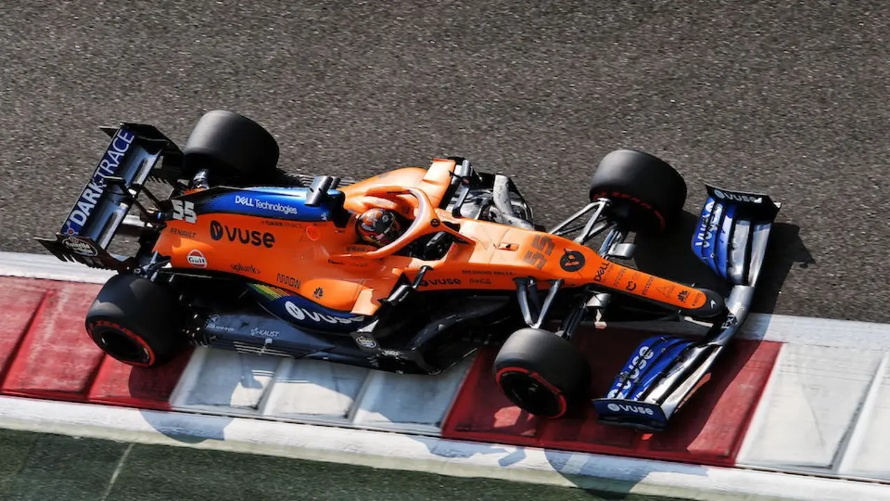 Carlos Sainz durante su &uacute;ltimo gran premio a los mandos del McLaren, en el trazado de Yas Marina. / EFE