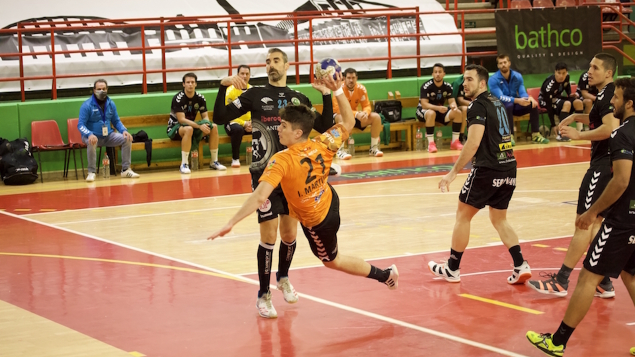 Isi Mart&iacute;nez lanza a puerta en el pasado encuentro ante el BM Iberoquinoa Antequera. / SA&Uacute;L CEBALLOS