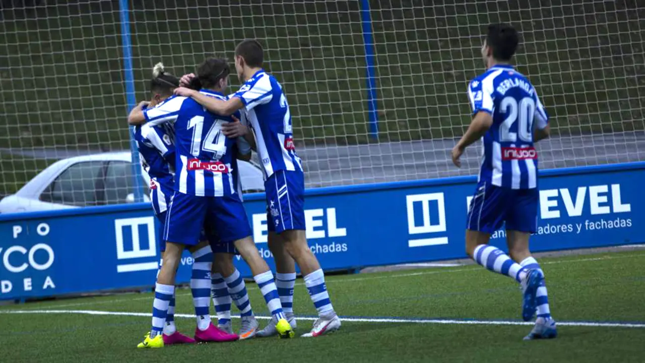 Los jugadores del Alav&eacute;s B celebran uno de los goles de la victoria sobre el Laredo. (Foto: Deportivo Alav&eacute;s)