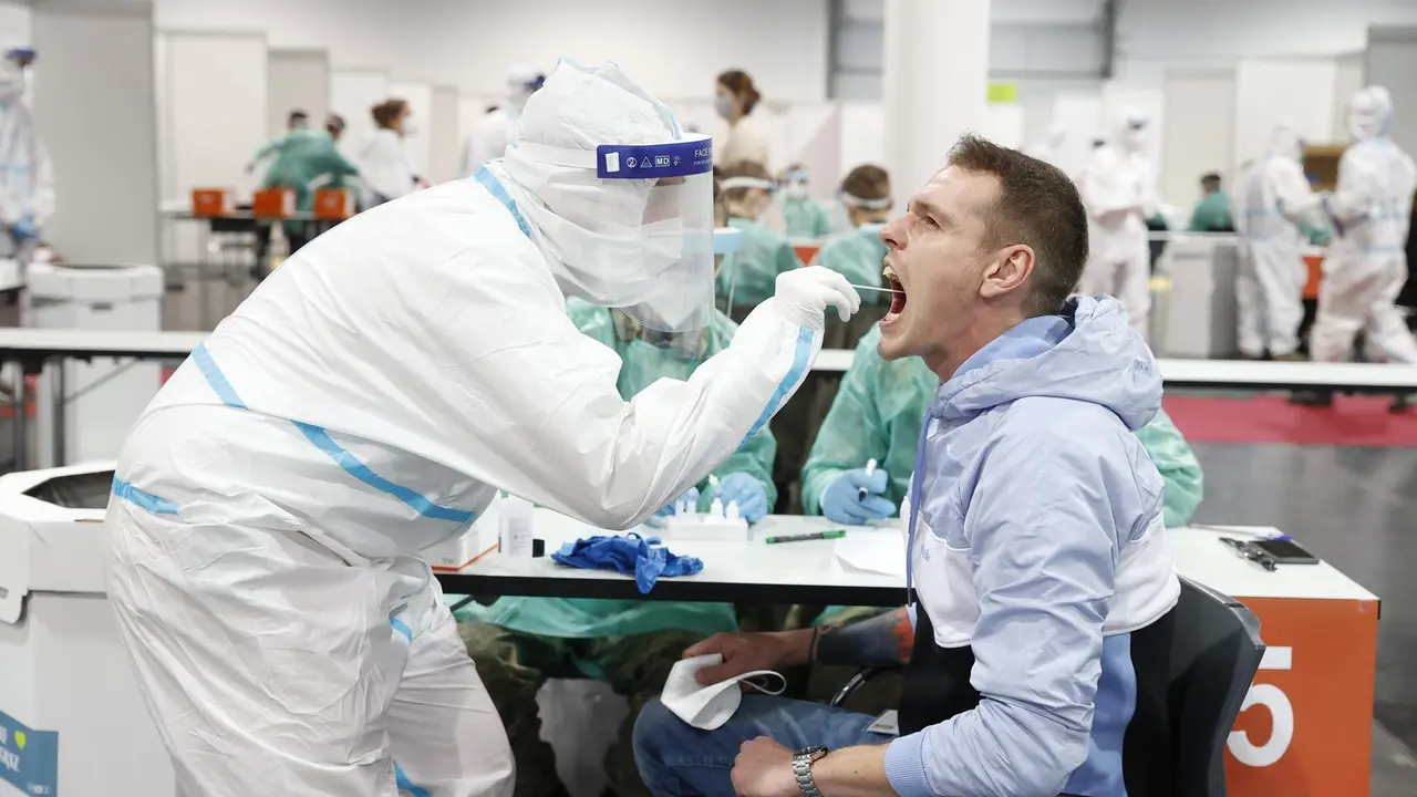 Un sanitario realiza una PCR en Austria. / E. PRESS