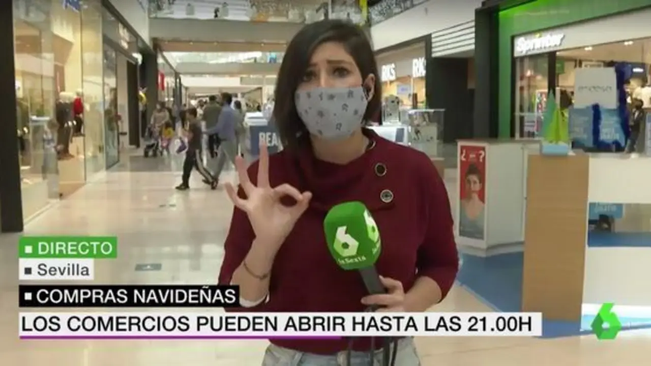 Reportera de LaSexta hace un directo desde Sevilla.