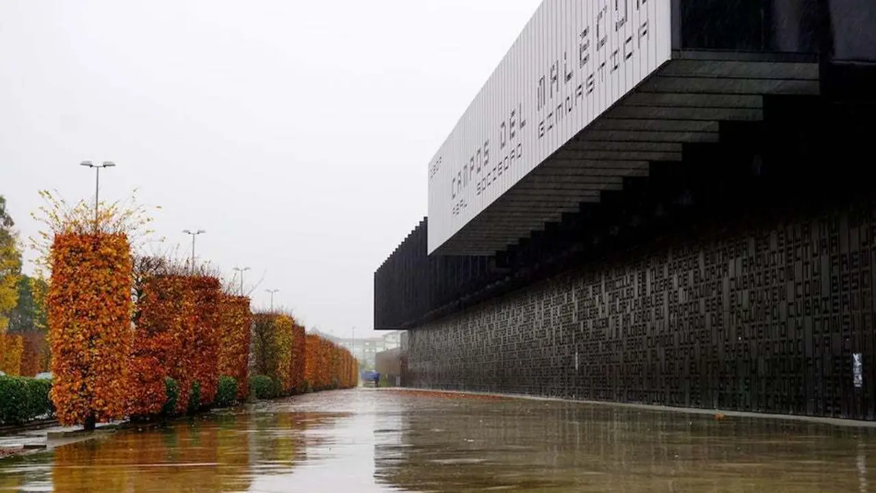 Centenaria la ciudad, centenaria la Gimn&aacute;stica. Bajo la lluvia.