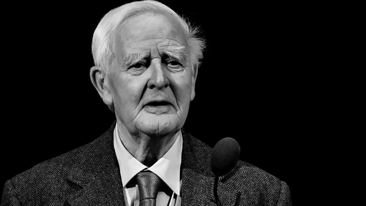 El autor brit&aacute;nico David Cornwell con el seud&oacute;nimo John Le Carre en una ceremonia en la Sala de Conciertos Gr&uuml;newaldsalen en Estocolmo (Suecia), el 30 de enero de 2020 (reeditado el 13 de diciembre de 2020). Seg&uacute;n los medios de comunicaci&oacute;n, John Le Carre ha muerto a los 89 a&ntilde;os. (Suecia, Reino Unido, Estocolmo) EFE/EPA/Claudio Bresciani
