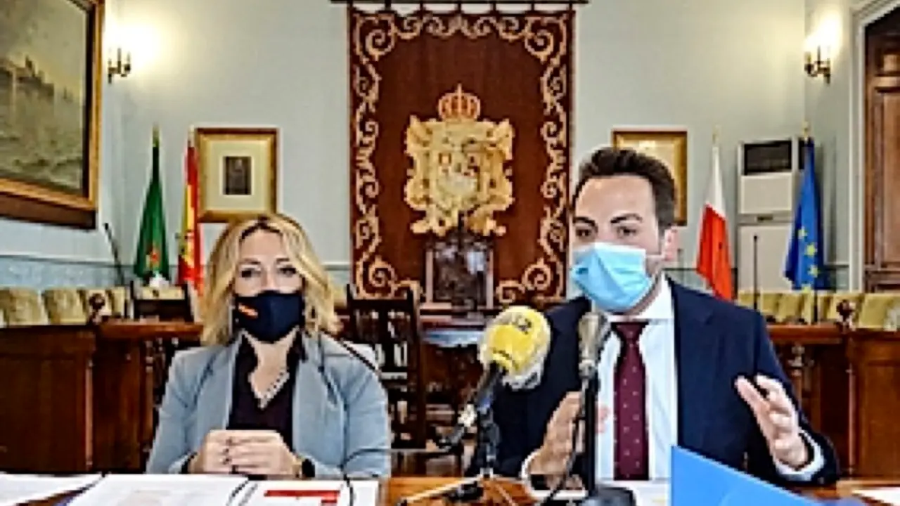 Ana Urrestarazu y &Aacute;varo Aguirre durante la rueda de prensa. / ALERTA