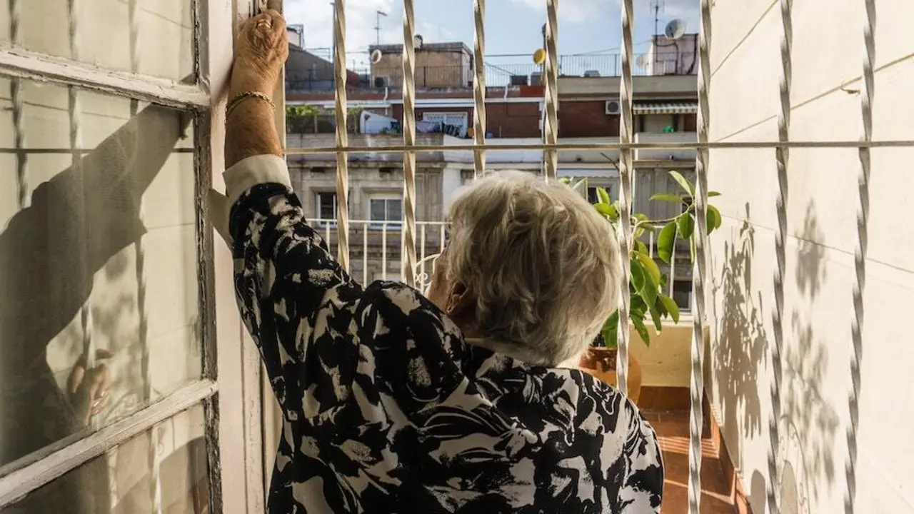 Una pensionista disfruta de una parque p&uacute;blico. / EUROPA PRESS