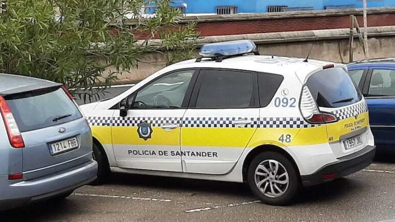 Coche de la Polic&iacute;a Local de Santander. / ALERTA