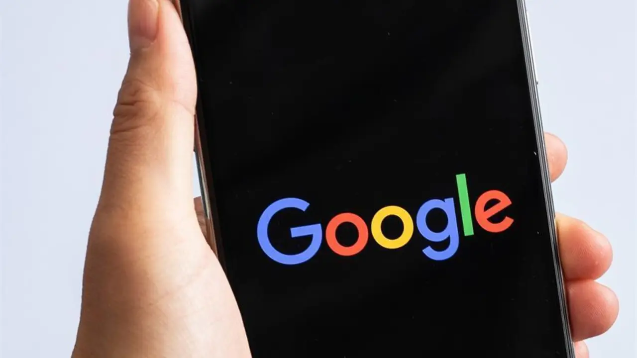 Un primer plano muestra el logotipo de 'Google' en un tel&eacute;fono inteligente en Berl&iacute;n, Alemania, el 7 de julio de 2020 (reeditado el 14 de diciembre de 2020). Los servicios de Google, incluidos Gmail y Youtube, experimentaron una breve interrupci&oacute;n mundial el 14 de diciembre. (Alemania) EFE / EPA / HAYOUNG JEON *** T&iacute;tulo local *** 56200406