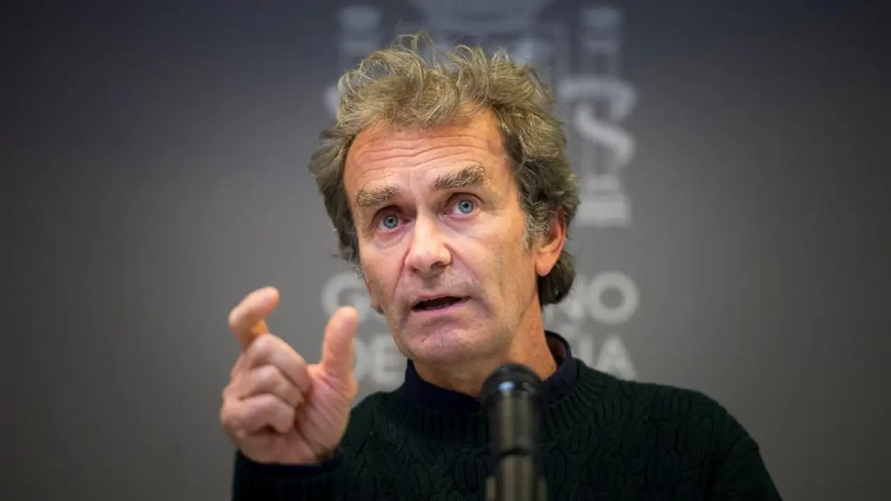 El director del Centro de Coordinaci&oacute;n de Alertas y Emergencias Sanitarias del Ministerio de Sanidad, Fernando Sim&oacute;n, ofrece una rueda de prensa este lunes en la sede del Ministerio de Sanidad en Madrid. EFE/ Luca Piergiovanni