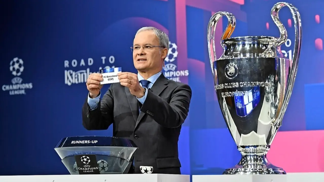 Giorgio Mardetti, secretario general Adjunto de la UEFA, durante el sorteo celebrado ayer. / EFE