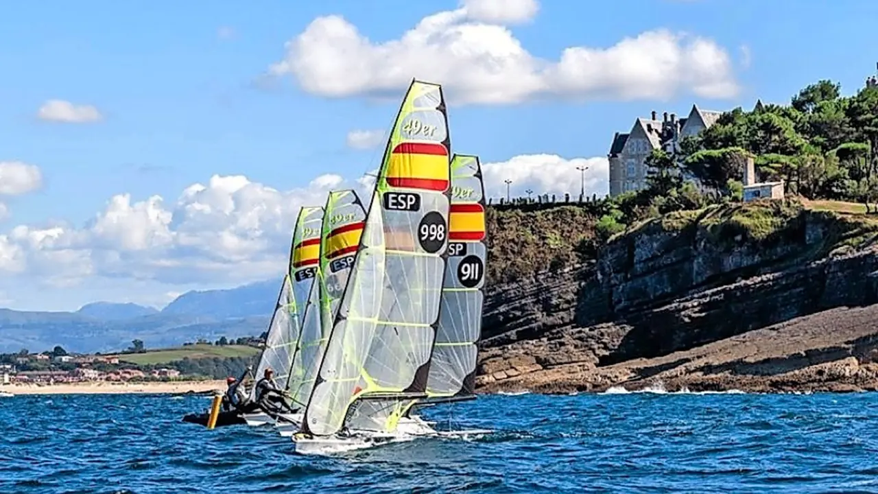 Las tripulaciones de la clase 49er entrenando en Santander. / Cristina Balcells