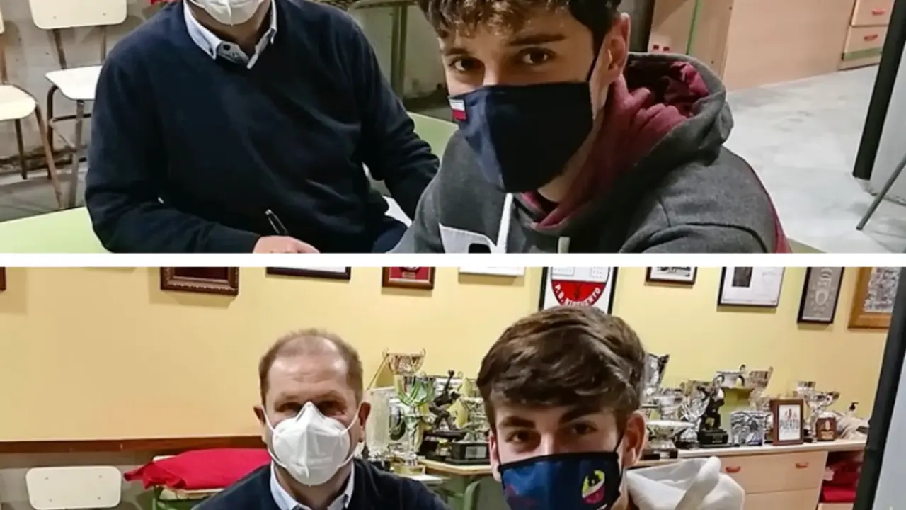 Adri&aacute;n D&iacute;az y Miguel Hernando rubricando sus compromisos con la Pe&ntilde;a Riotuerto, en presencia de Jos&eacute; A. Abascal.