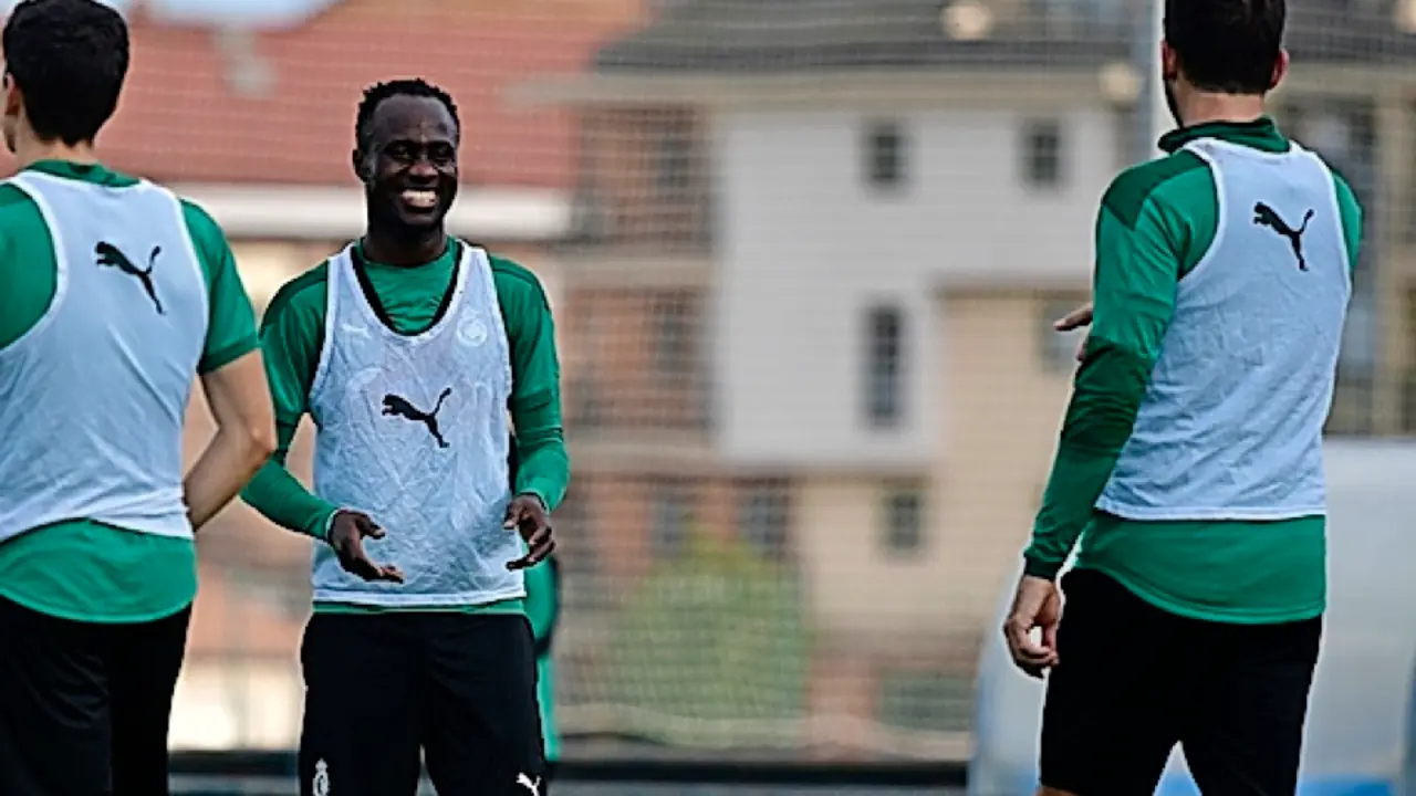 Nana, bromeando con Jordi Figueras durante el entrenamiento de ayer. / Hardy