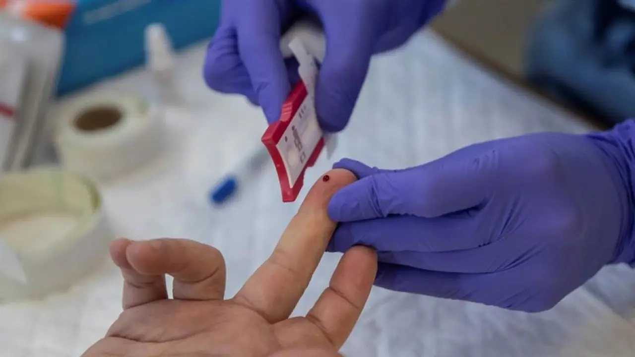 Extracci&oacute;n de sangre para un test r&aacute;pido de anticuerpos.RODRIGO JIM&Eacute;NEZ / EFE