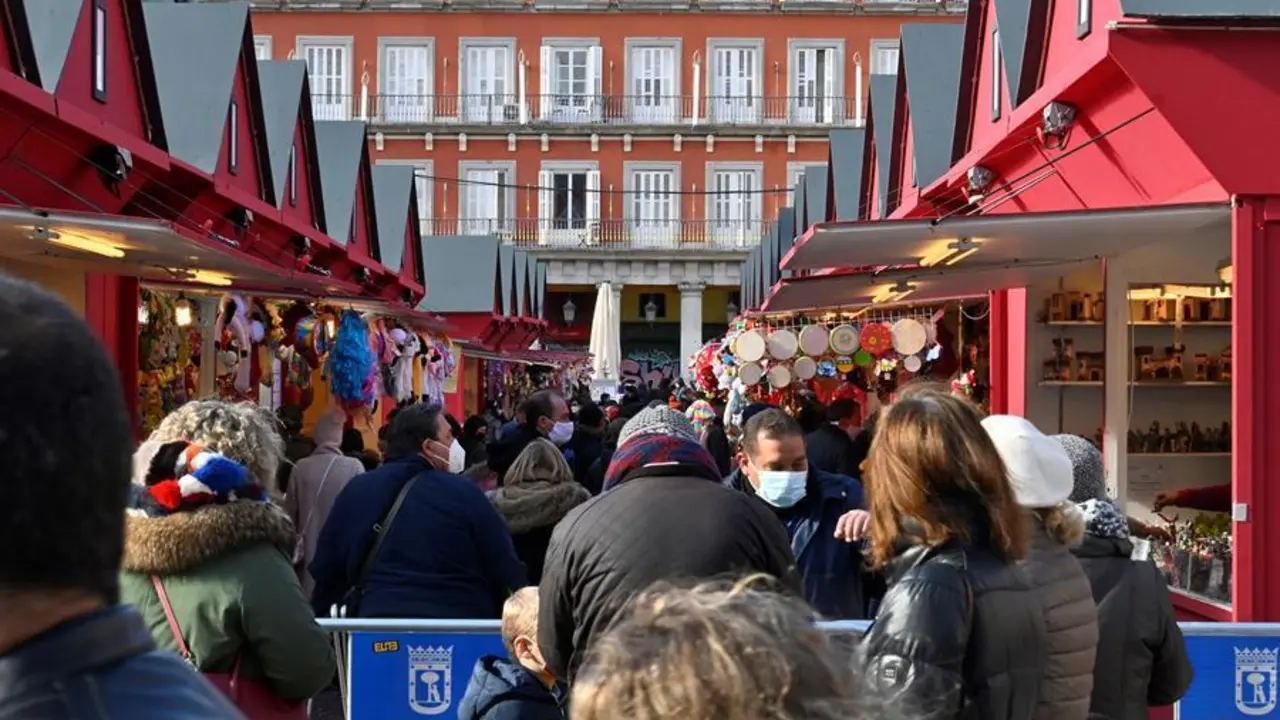 Tradicional mercadillo navide&ntilde;o de la Plaza Mayor de Madrid, este s&aacute;bado. EFE/V&iacute;ctor Lerena