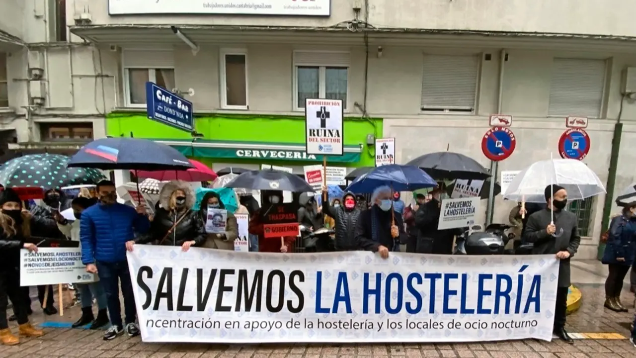 Concentraci&oacute;n de los hosteleros ante la sede del Gobierno regional. / ALERTA