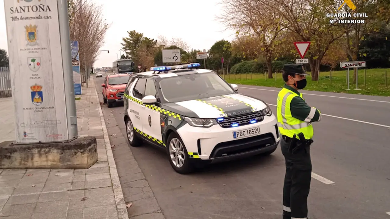 La Guardia civil vigilando algunos puntos de las carreteras. / OPC
