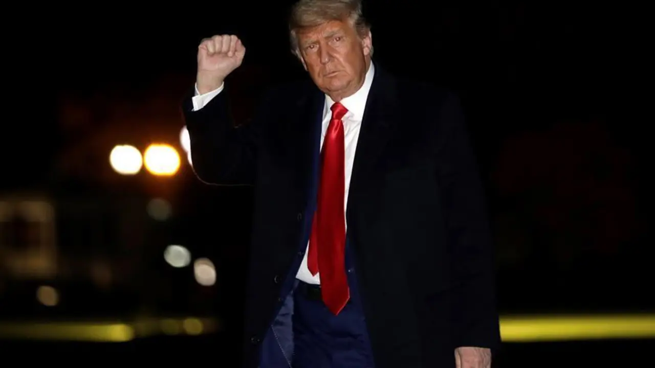 El presidente Donald J. Trump hace un gesto mientras camina por el jard&iacute;n sur de la Casa Blanca a su regreso a Washington, DC, EE.UU., el 12 de diciembre de 2020. (Estados Unidos) EFE/EPA/Yuri Gripas / PISCINA