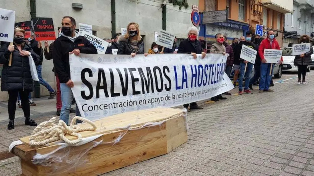Concentraci&oacute;n en la sede del Gobierno c&aacute;ntabro en Santander.