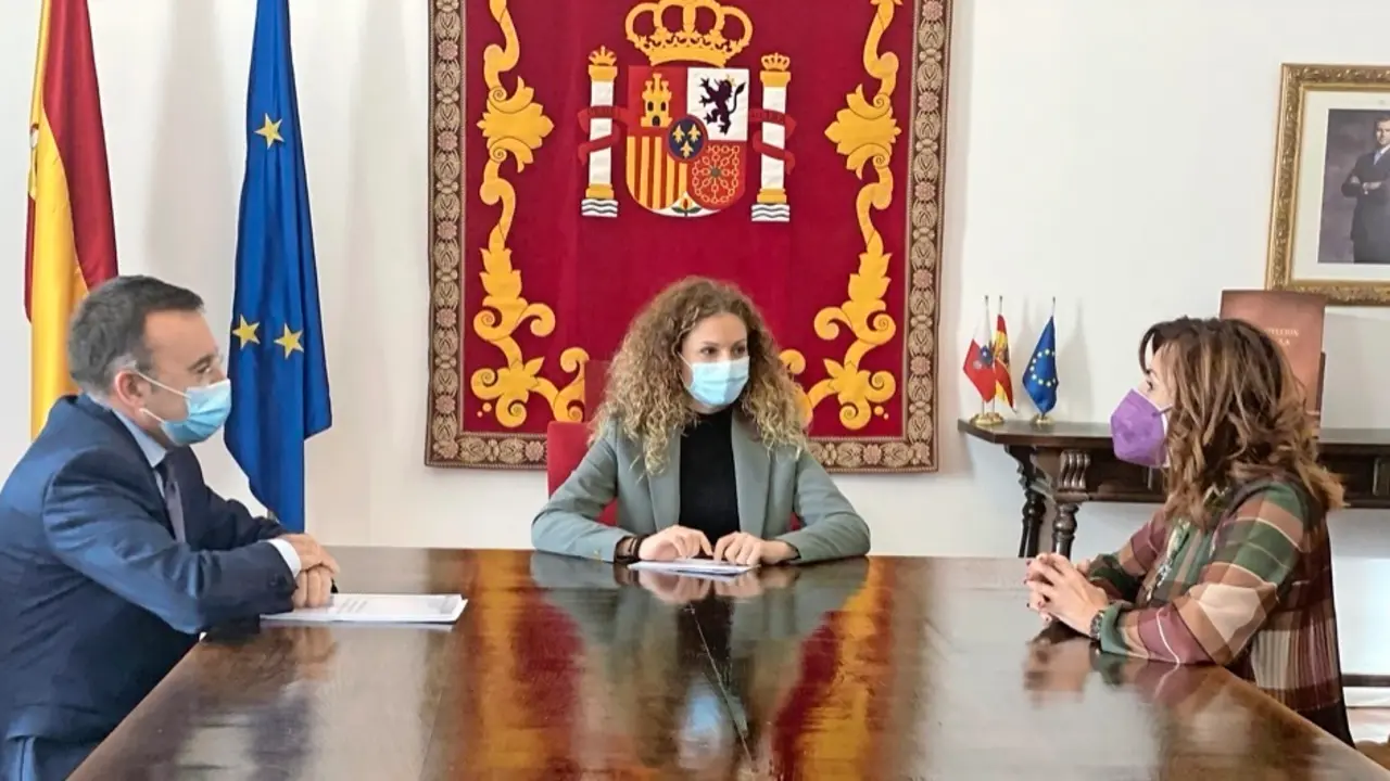 Miguel &Aacute;ngel G&aacute;lvez, Ainoa Qui&ntilde;ones y Ana Bel&eacute;n &Aacute;lvarez. / ALERTA