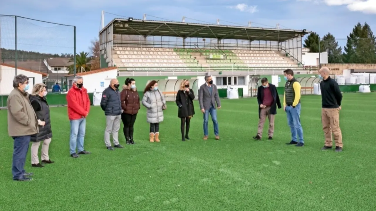 Autoridades en el campo de f&uacute;tbol de Vimenor. / Alerta