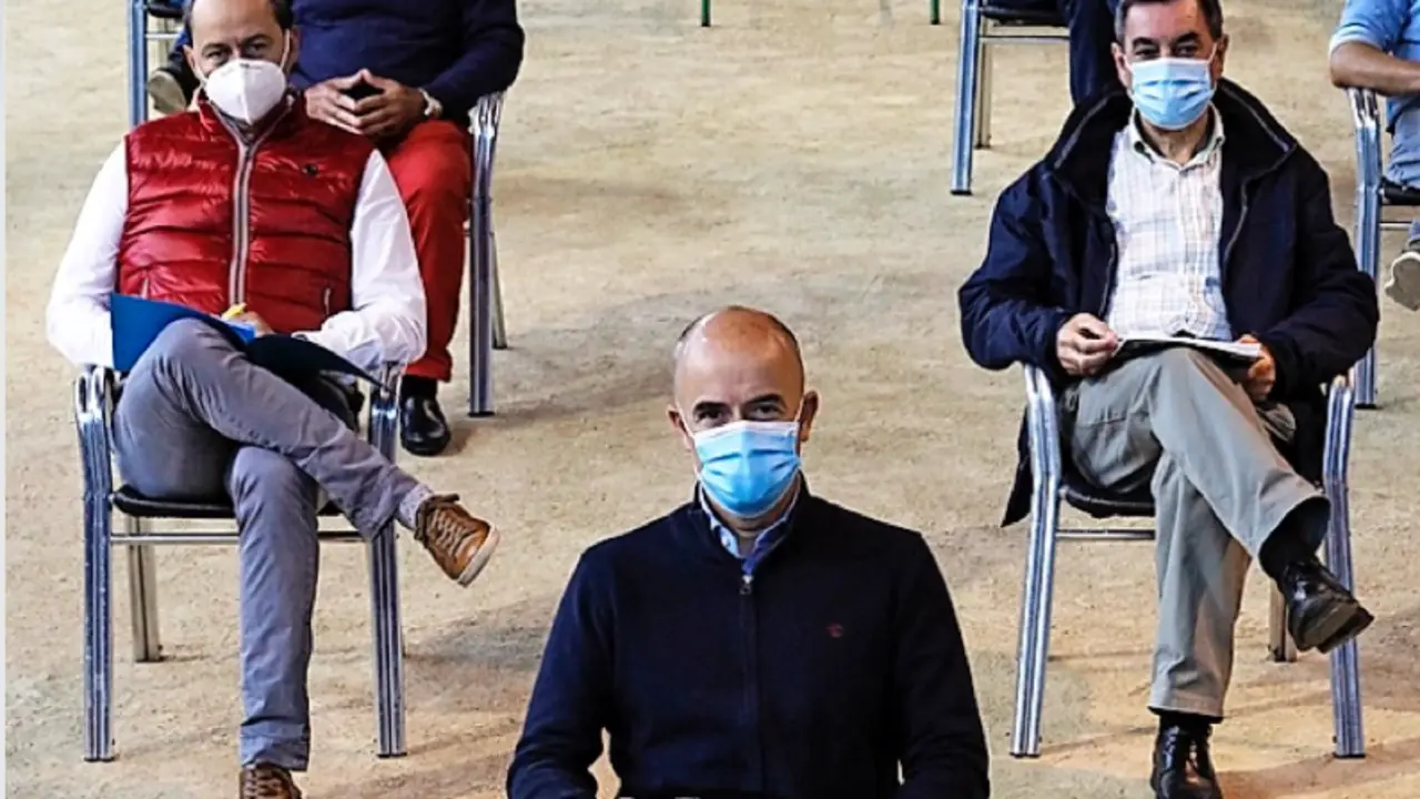 El presidente de Apebol, Fernando Soroa, en primer t&eacute;rmino, antes del inicio de la &uacute;ltima Asamblea, celebrada el pasado mes de junio.