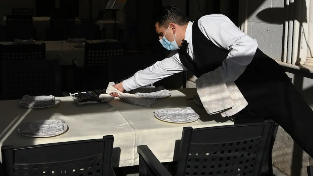 Un camarero del Asador Aranda en Santander. / Hardy