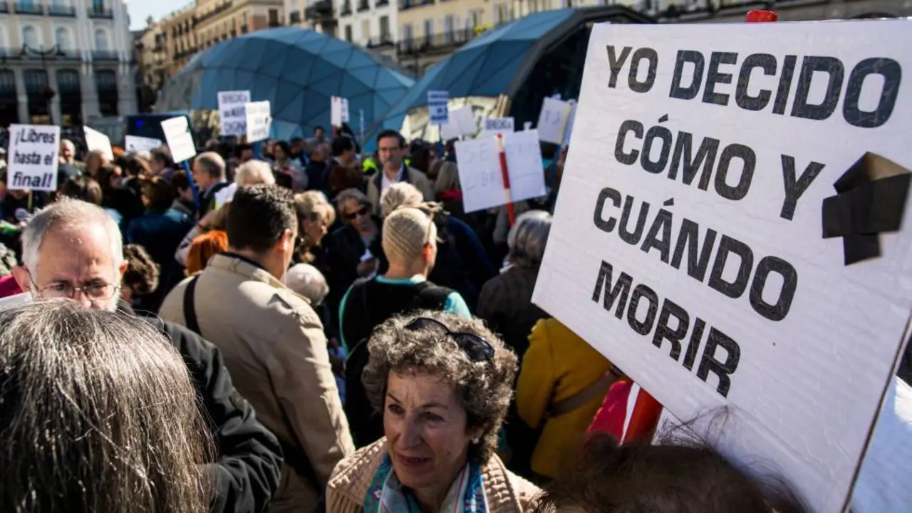 Tras pasar esta tarde por el pleno del Congreso, la ley de la eutanasia avanza en su tramitaci&oacute;n parlamentaria y podr&iacute;a estar aprobada en los primeros meses de 2021. La norma despenaliza la ayuda m&eacute;dica para morir y detalla qui&eacute;n, cu&aacute;ndo y con qu&eacute; requisitos podr&aacute; prestarse.