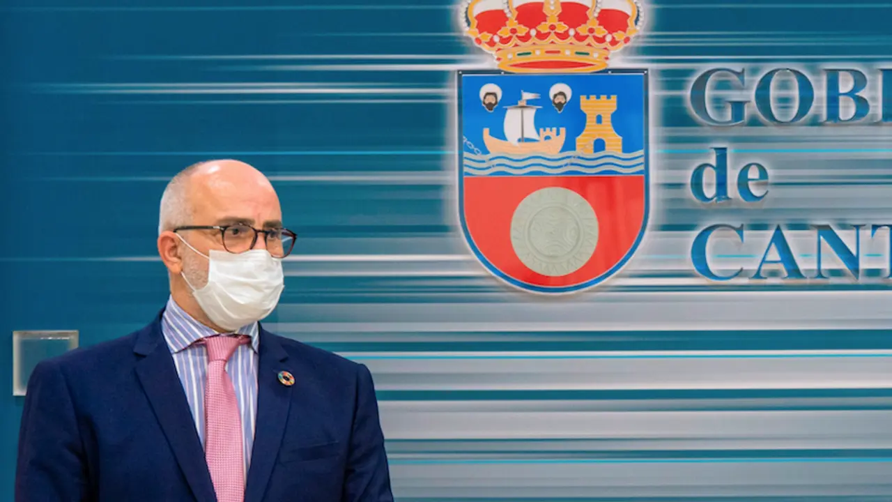 El consejero de sanidad, Miguel Rodr&iacute;guez, durante la rueda de prensa para informar este jueves de las medidas que el Gobierno regional va a adoptar para las fiestas navide&ntilde;as. /AGUILERA