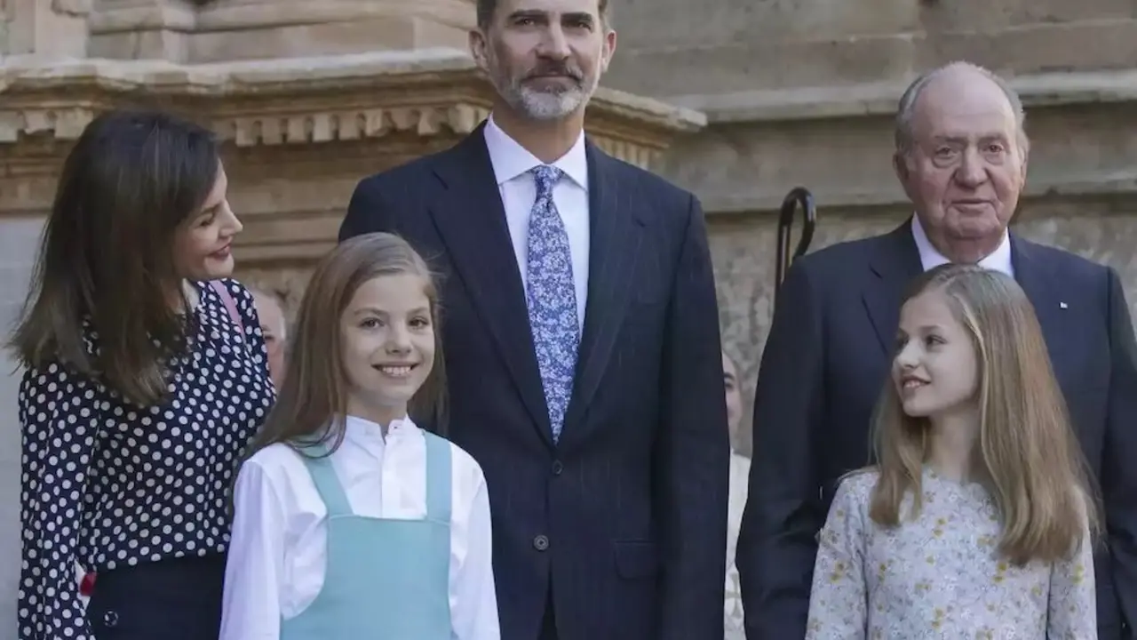 fotografria-de-la-familia-real-con-la-reina-letizia-el-rey-felipe-vi-el-rey-emerito-juan-carlos-i-y-la-infanta-sofia-con-la-princesa-leonor-5fdb2c26903ba (1)