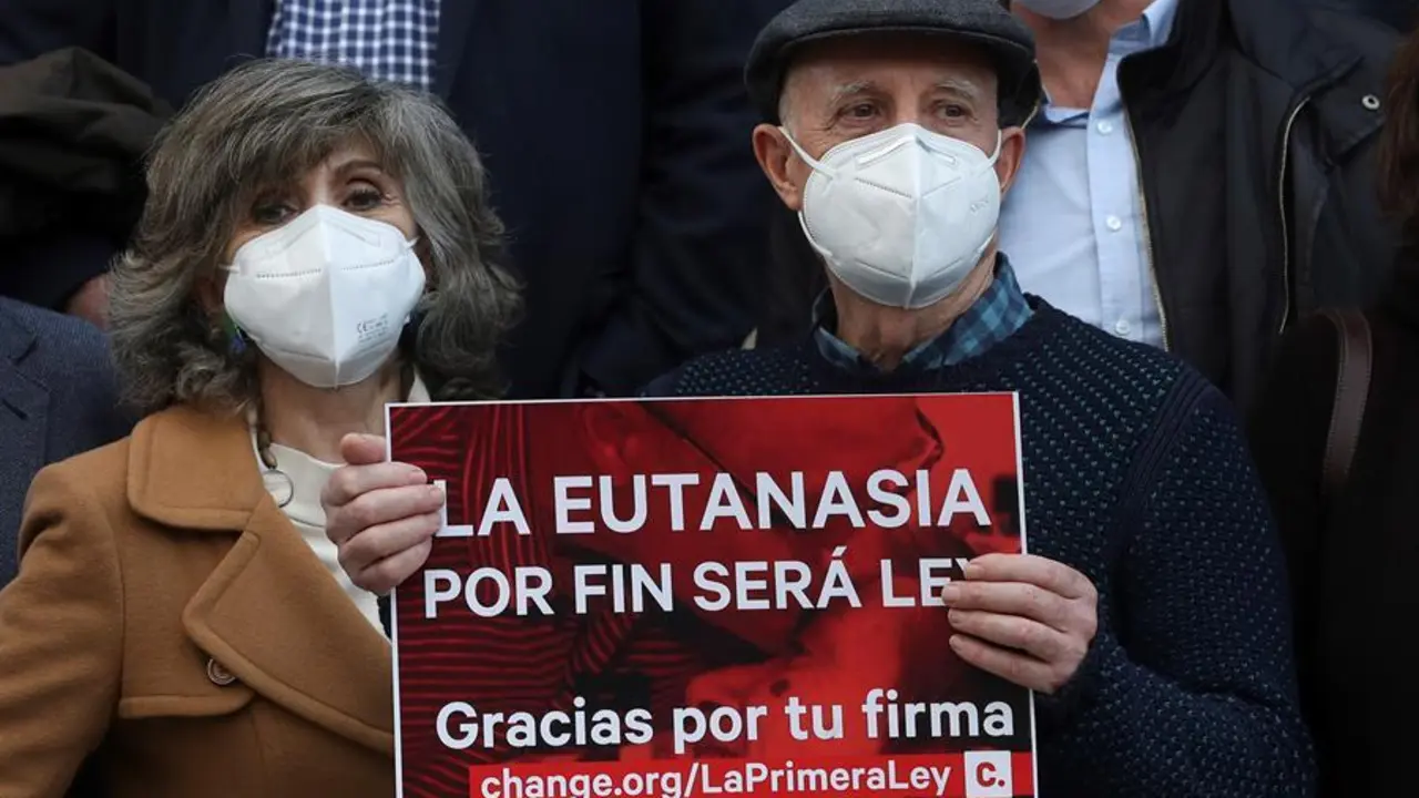 La diputada del PSOE, Maria Luisa Carcedo junto a &Aacute;ngel Hern&aacute;ndez, el hombre que ayud&oacute; a morir a su esposa, posan con diputados de los grupos parlamentarios que han aprobado la proposici&oacute;n de ley que regular&aacute; la eutanasia en las puertas del Congreso de los Diputados. EFE/Kiko Huesca