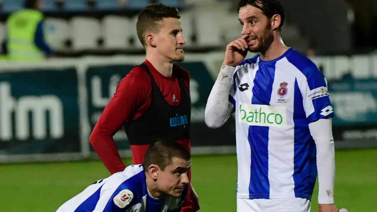 Los jugadores de la Gimn&aacute;stica durante el partido de Copa del Rey contra el Zaragoza. /  HARDY