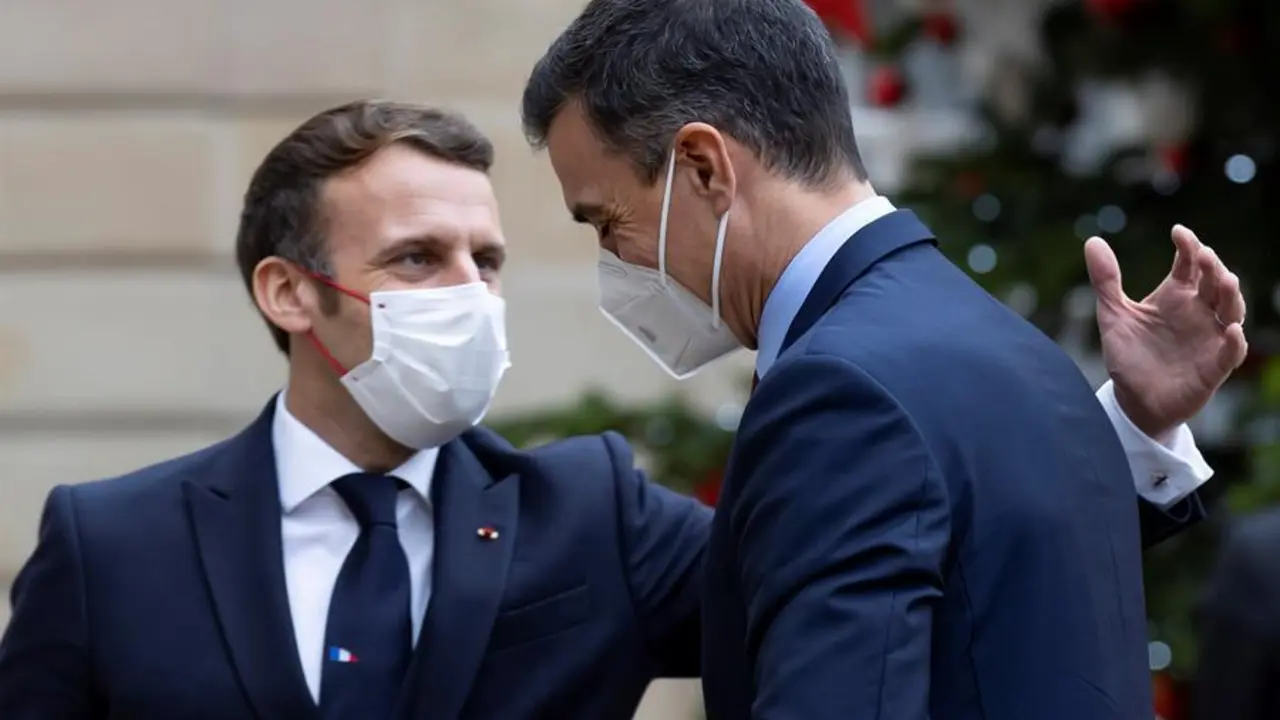 Emmanuel Macron (i) recibe a Pedro S&aacute;nchez recibe a Pedro S&aacute;nchez en el Palacio del El&iacute;seo, este lunes en Par&iacute;s. EFE/EPA/IAN LANGSDON