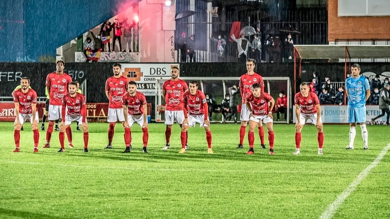 El Once inicial del Laredo durante el partido contra el Alcoyano. / Reguera