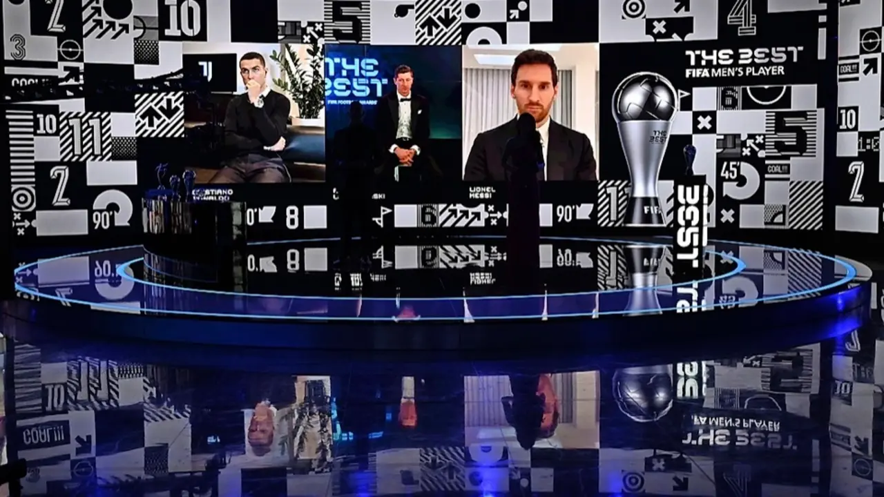 Z&uacute;rich (Suiza), 17/12/2020.- El delantero del Bayern de M&uacute;nich Robert Lewandowski (C en la pantalla) aparece en la pantalla con sus compa&ntilde;eros finalistas Cristiano Ronaldo (L) y Lionel Messi despu&eacute;s de recibir el Premio al Mejor Jugador Masculino de la FIFA durante el programa de televisi&oacute;n virtual de los Premios del F&uacute;tbol de la FIFA transmitido desde la sede de la FIFA en Z&uacute;rich, Suiza, el 17 de diciembre de 2020. (Suiza) EFE/EPA/Valeriano di Domenico / POOL