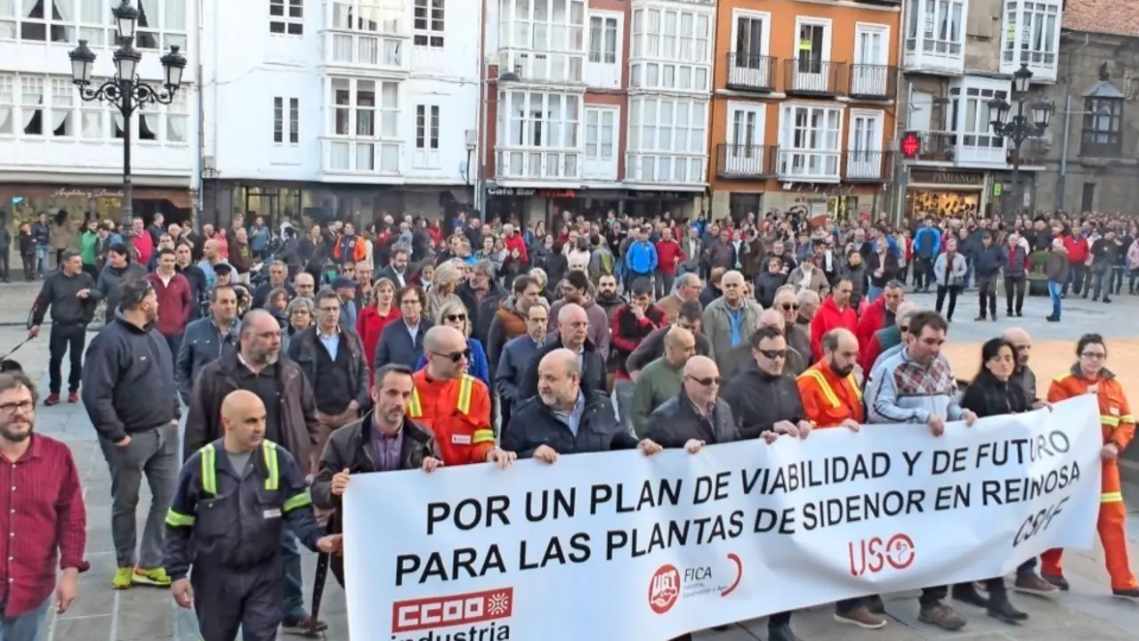 Manifestaci&oacute;n en defensa del trabajo en Sidenor en Reinosa. / ALERTA