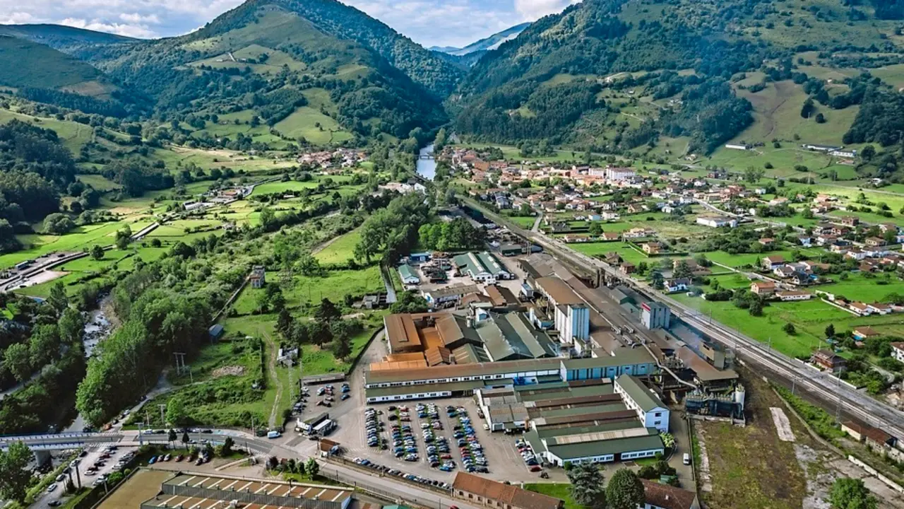 Vista a&eacute;rea de la planta de Nissan en Los Corrales de Buelna. / ALERTA