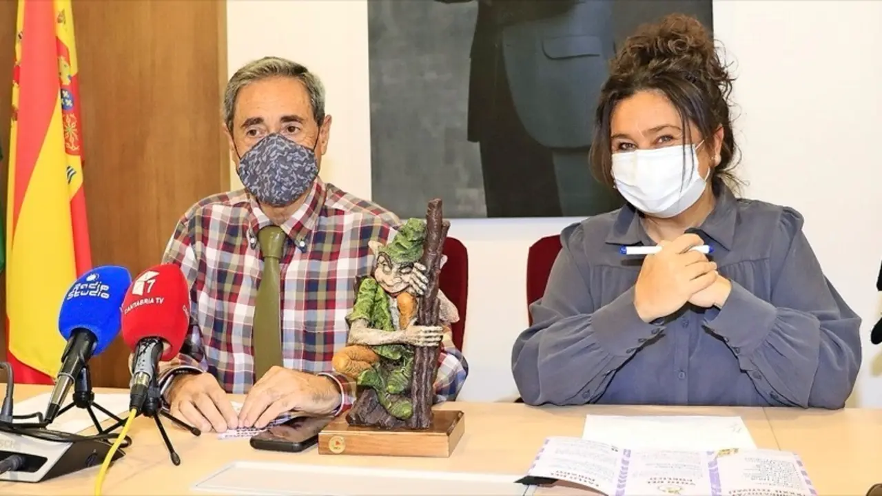 Miguel &Aacute;ngel Romero y Esther V&eacute;lez en rueda de prensa. / ALERTA