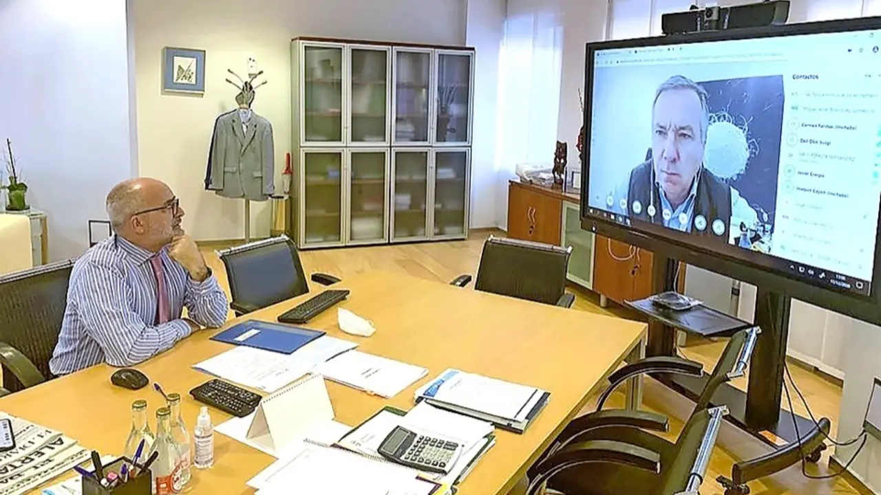 El consejero de Sanidad Miguel Rodr&iacute;guez durante la reuni&oacute;n del Patronato del IDIVAL. / ALERTA